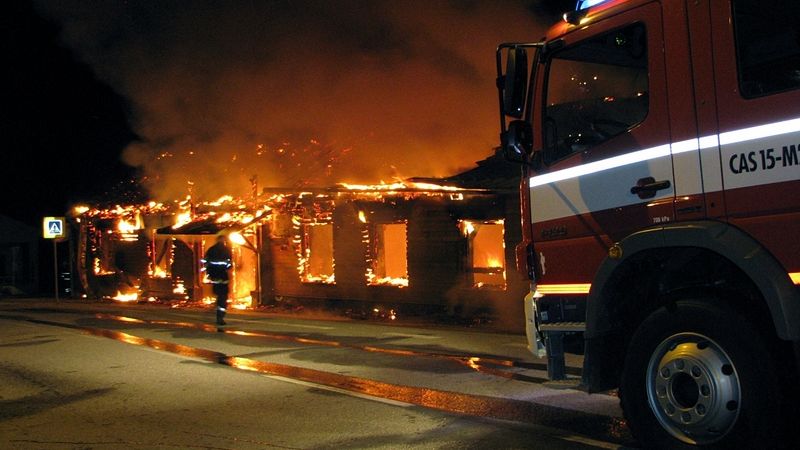 Čtyři mrtví po požáru chatky v Ústí